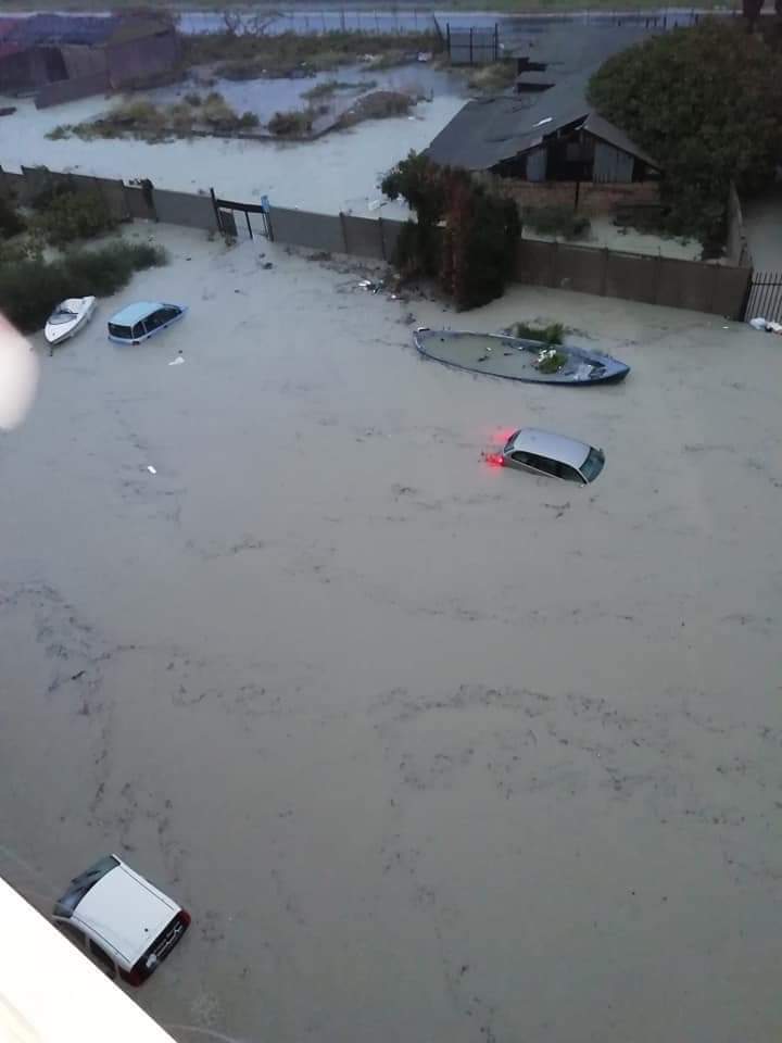 maltempo auto in acqua