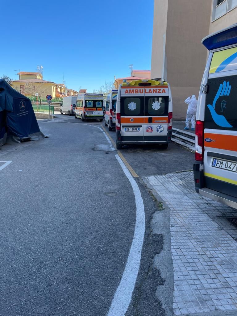 Ambulanze in fila